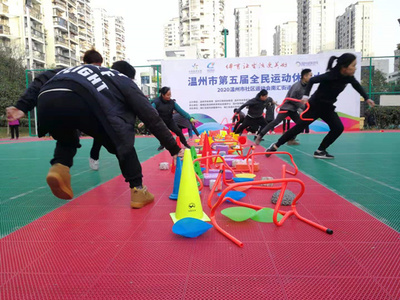 沙包击物、单车慢骑、合力拔河.这场社区运动会趣味十足