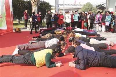 不服老！南京社区平板支撑大赛，老年组力压青年夺冠